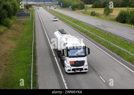 La remorque-citerne blanche Mercedes-Benz Actros transporte du carburant diesel, code ADR 30-1202, sur l'autoroute en été. Salo, Finlande. 24 août 2023. Banque D'Images