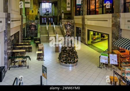 Décoration d'arbre de Noël, intérieur du bâtiment College Park, Toronto, Canada Banque D'Images