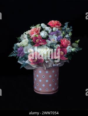 Bouquet mixte sur une boîte à fleurs Banque D'Images