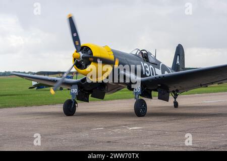 Goodyear Corsair FG-1D au sol après avoir terminé l'exposition au vol au Duxford Battle of Britain Air Show 2022, aérodrome de Duxford, Cambridgeshire, Angleterre, Royaume-Uni Banque D'Images