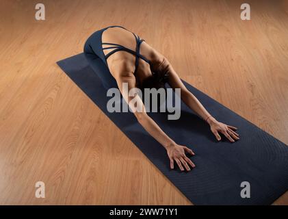 Femme en position Balasana avec les bras tendus. Concept de yoga. Banque D'Images