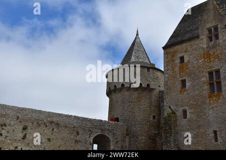 Détail du château de Suscinio : Tour, mur et ciel bleu en Bretagne, France Banque D'Images