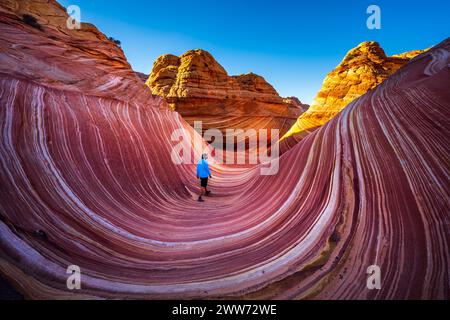 Homme randonnée à la vague à Coyote Buttes Arizona Banque D'Images