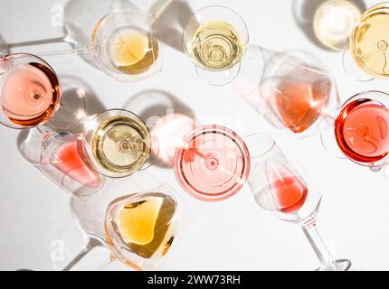 Variété de verres à vin posés sur leur côté montrant rouge, blanc, Banque D'Images