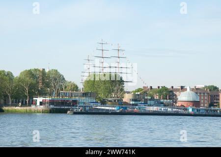 Greenwich Pier, les mâts et le gréement du Cutty Sark et l'entrée de Underriver tunnel, Greenwich, South London, Royaume-Uni Banque D'Images