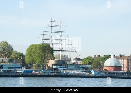 Greenwich Pier, les mâts et le gréement du Cutty Sark et l'entrée de Underriver tunnel, Greenwich, South London, Royaume-Uni Banque D'Images