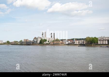 Greenwich Power Station est une centrale électrique de secours au gaz et anciennement alimentée au pétrole et au charbon située sur la Tamise à Greenwich dans le sud-est de Londres. Banque D'Images