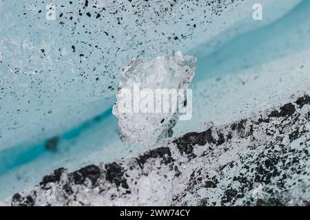 Diamant de glace coincé dans une fissure bleue sur un glacier islandais Banque D'Images