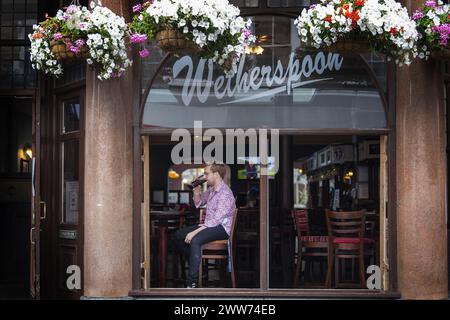 Photo du dossier datée du 3/07/20 d’une vue générale d’un pub Wetherspoon à Stoke Newington, au nord de Londres. JD Wetherspoon, géant de la pub, a révélé une hausse de ses bénéfices au cours de l'année écoulée, en raison de la hausse de la demande des clients face aux pressions exercées sur le coût de la vie. Vendredi matin, la société a déclaré aux actionnaires que les bénéfices avant impôts avaient presque multiplié par huit pour atteindre 36 millions de livres sterling pour l’année allant jusqu’en janvier, contre 4,6 millions de livres sterling un an plus tôt. Date d'émission : vendredi 22 mars 2024. Banque D'Images