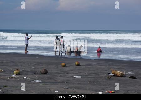 Touriste jouant sur la plage sale de Parangkusumo à Yogyakarta, Indonésie Banque D'Images