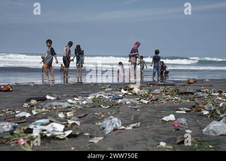 Touriste jouant sur la plage sale de Parangkusumo à Yogyakarta, Indonésie Banque D'Images