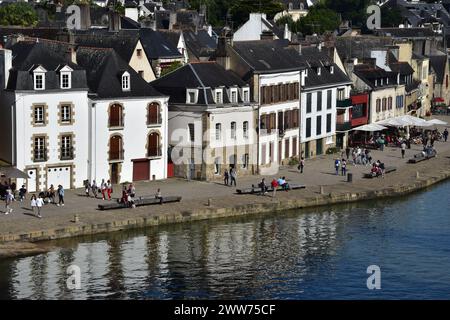 vue rapprochée d'un village breton typique au bord d'une rivière Banque D'Images