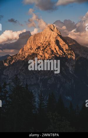 Die letzten Sonnenstrahlen erleuchten die Spitze des Grossen Ödstein im Nationalpark Gesäuse in den Ennstaler Alpen, Steiermark, Österreich am 05.09.2021. // les derniers rayons de soleil illuminent le sommet du Großer Ödstein dans le parc national de Gesäuse dans les Alpes d'Ennstal, Styrie, Autriche, le 5 septembre 2021. - 20210905 PD24317 crédit : APA-defacto Datenbank und Contentmanagement GmbH/Alamy Live News Banque D'Images