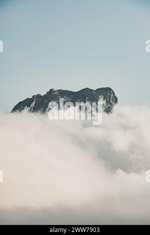 Wanderung auf den Großen Sonnstein im Gemeindegebiet von Ebensee am Traunsee am Westufer des Traunsees mit Blick auf Wolkendecke über dem Traunsee, das Tote Gebirge und Höllengebirge am 09.10.2021. // randonnée vers le Großer Sonnstein dans la municipalité d'Ebensee am Traunsee sur la rive ouest du lac Traunsee avec vue sur la couverture nuageuse du lac Traunsee, les Totes Gebirge et Höllengebirge le 9 octobre 2021. - 20211009 PD19105 Banque D'Images