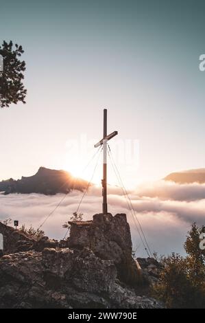 Wanderung auf den Großen Sonnstein im Gemeindegebiet von Ebensee am Traunsee am Westufer des Traunsees mit Blick auf Wolkendecke über dem Traunsee, das Tote Gebirge und Höllengebirge am 09.10.2021. // randonnée vers le Großer Sonnstein dans la municipalité d'Ebensee am Traunsee sur la rive ouest du lac Traunsee avec vue sur la couverture nuageuse du lac Traunsee, les Totes Gebirge et Höllengebirge le 9 octobre 2021. - 20211009 PD19106 Banque D'Images