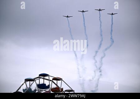 Harelbeke, Belgique. 22 mars 2024. Les avions survolent au départ de l'E3 Saxo Bank Classic, course cycliste d'une journée, à 207 km de Harelbeke, vendredi 22 mars 2024. BELGA PHOTO DIRK WAEM crédit : Belga News Agency/Alamy Live News Banque D'Images