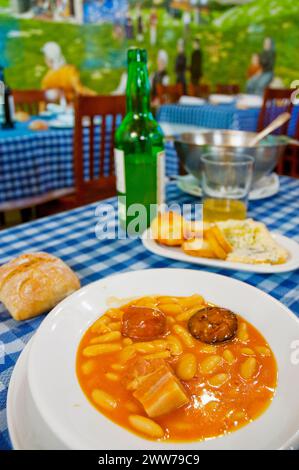 Fabada Asturiana servant dans un restaurant typique. Les Asturies, Espagne. Banque D'Images