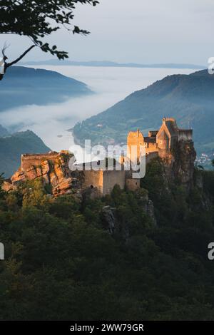 Sonnenaufgang BEI der Burgruine Aggstein am rechten Ufer der Donau in der Wachau, Niederösterreich, Österreich am 13.09.2021. // lever de soleil sur les ruines du château d'Aggstein sur la rive droite du Danube dans la Wachau, basse-Autriche, Autriche le 13 septembre 2021. - 20210913 PD17909 crédit : APA-defacto Datenbank und Contentmanagement GmbH/Alamy Live News Banque D'Images