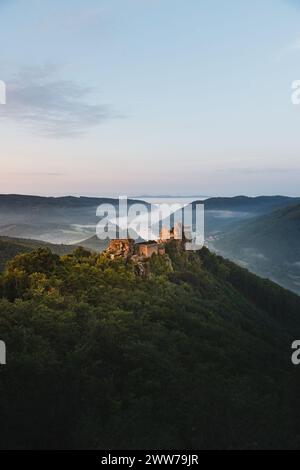 Sonnenaufgang BEI der Burgruine Aggstein am rechten Ufer der Donau in der Wachau, Niederösterreich, Österreich am 13.09.2021. // lever de soleil sur les ruines du château d'Aggstein sur la rive droite du Danube dans la Wachau, basse-Autriche, Autriche le 13 septembre 2021. - 20210913 PD17907 crédit : APA-defacto Datenbank und Contentmanagement GmbH/Alamy Live News Banque D'Images