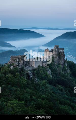 Sonnenaufgang BEI der Burgruine Aggstein am rechten Ufer der Donau in der Wachau, Niederösterreich, Österreich am 13.09.2021. // lever de soleil sur les ruines du château d'Aggstein sur la rive droite du Danube dans la Wachau, basse-Autriche, Autriche le 13 septembre 2021. - 20210913 PD17906 crédit : APA-defacto Datenbank und Contentmanagement GmbH/Alamy Live News Banque D'Images