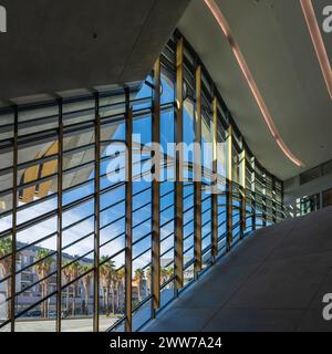 Vue intérieure de l'escalier du centre culturel Pierresvives, médiathèque et bâtiment d'archives - architecture moderne de Zaha Hadid Banque D'Images