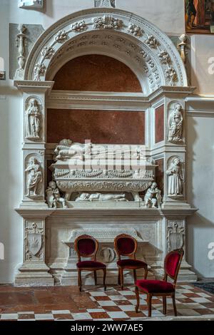 Le mausolée de Maria Pereyra Camponeschi, ou mausolée de Marie et Béatrice, est le monument funéraire situé dans la basilique de San Bernardino. Banque D'Images