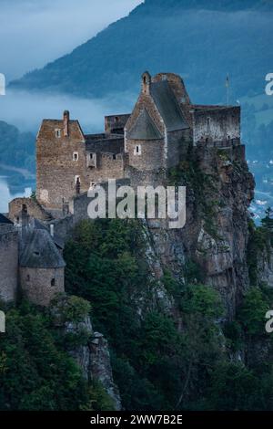 Sonnenaufgang BEI der Burgruine Aggstein am rechten Ufer der Donau in der Wachau, Niederösterreich, Österreich am 13.09.2021. // lever de soleil sur les ruines du château d'Aggstein sur la rive droite du Danube dans la Wachau, basse-Autriche, Autriche le 13 septembre 2021. - 20210913 PD17910 crédit : APA-defacto Datenbank und Contentmanagement GmbH/Alamy Live News Banque D'Images