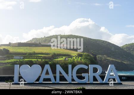 Angra do Heroísmo, Açores, Portugal. 12 mars 2024. J'adore les lettres d'Angra à Angra do Heroísmo, aux Açores, avec Monte Brasil en arrière-plan. Banque D'Images