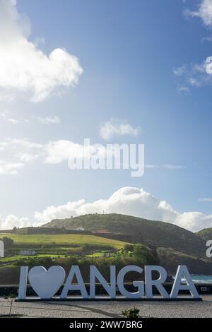 Angra do Heroísmo, Açores, Portugal. 12 mars 2024. J'adore les lettres d'Angra à Angra do Heroísmo, aux Açores, avec Monte Brasil en arrière-plan. Banque D'Images