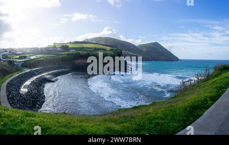 Angra do Heroísmo, Açores, Portugal. 12 mars 2024. Journée ensoleillée à Fanal Beach, Angra do Heroísmo, Açores. Eaux cristallines et falaises spectaculaires cre Banque D'Images