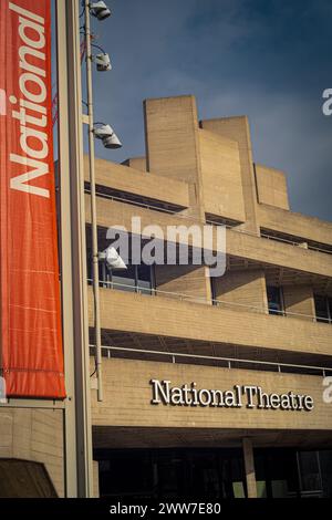 Le Théâtre National sur la rive sud de Londres -détail de l'architecture de style brutaliste terminé 1976-1977, architecte Denys Lasdun Banque D'Images