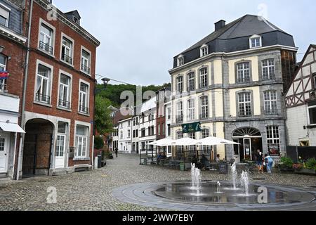 Fontaine avec vue sur la rue sur le court du spa Banque D'Images