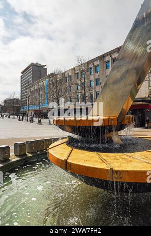 Sundial Water Feature, Armada Way, Plymouth. La sculpture / pièce d'eau de Carole Vincent a été inaugurée par la reine Elizabeth II le 22 juillet 1988 en p. Banque D'Images