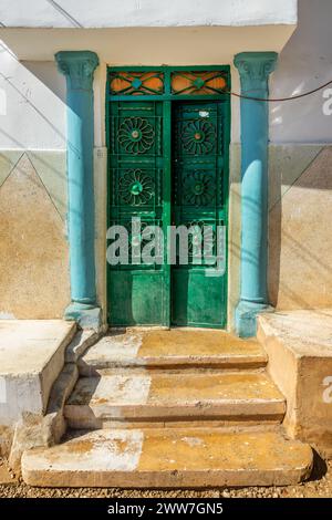 Porte nubienne bleue et verte colorée dans l'île Éléphantine, Assouan, Égypte Banque D'Images