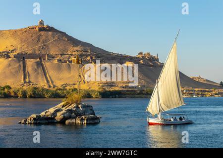 Felucca (bateau à voile égyptien traditionnel) sur le Nil et le Dôme d'Abu Al-Hawa (Qubbet el-Hawa) ou Dôme du vent à Assouan, Egypte Banque D'Images