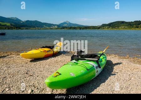 Kayaks, lac Ammer, près de Herrsching am lac Ammer, Fuenfseenland, haute-Bavière, Bavière, Allemagne Banque D'Images