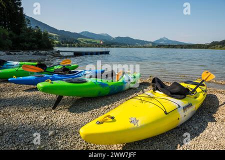 Kayaks, lac Ammer, près de Herrsching am lac Ammer, Fuenfseenland, haute-Bavière, Bavière, Allemagne Banque D'Images