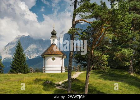 Chapelle Maria Koenigin sur le lac Lautersee, près de Mittenwald, Werdenfelser Land, haute-Bavière, Bavière, Allemagne Banque D'Images