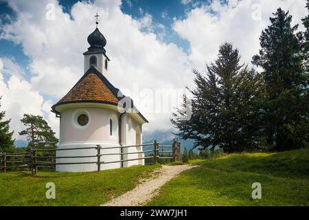 Chapelle Maria Koenigin sur le lac Lautersee, près de Mittenwald, Werdenfelser Land, haute-Bavière, Bavière, Allemagne Banque D'Images