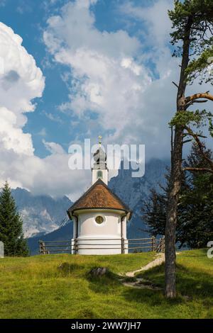 Chapelle Maria Koenigin sur le lac Lautersee, près de Mittenwald, Werdenfelser Land, haute-Bavière, Bavière, Allemagne Banque D'Images