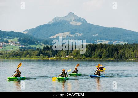 Kayaks, lac Ammer, près de Herrsching am lac Ammer, Fuenfseenland, haute-Bavière, Bavière, Allemagne Banque D'Images