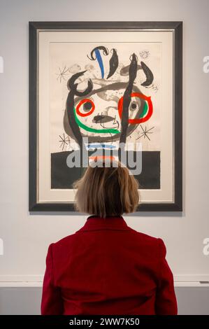 Clase Fine Art, Londres, Royaume-Uni. 22 mars 2024. Joan Miró : Printed Works 1938-1969 exposition du 21 mars au 20 avril 2024. Cela fait 60 ans que la grande rétrospective de Joan Miró a eu lieu à la Tate Gallery de Londres. Cette exposition révolutionnaire de peintures et sculptures importantes a présenté les œuvres de Miró à un public britannique, dont beaucoup pour la première fois. Miró était au sommet de sa carrière, et à un moment où il commençait à se concentrer sur ses activités d'imprimerie. L’exposition actuelle se concentre sur ce côté de sa pratique artistique qui était souvent le résultat de ses relations avec l’esprit Banque D'Images