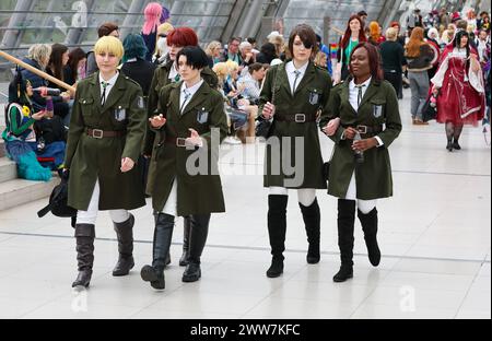 Leipzig, Allemagne. 22 mars 2024. Les cosplayers féminins marchent autour de la Foire du livre de Leipzig en groupe. Plus de 2000 exposants de 40 pays présentent leurs nouveaux produits à la réunion de printemps de l'industrie du livre. Crédit : Jan Woitas/dpa/Alamy Live News Banque D'Images