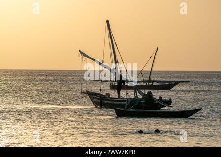 Bateaux de pêche au coucher du soleil photographiés à Zanzibar Banque D'Images