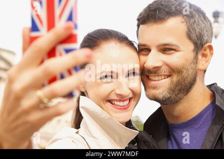 Smiling Couple prenant Selfies Banque D'Images