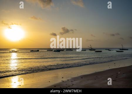 Bateaux de pêche au coucher du soleil photographiés à Zanzibar Banque D'Images