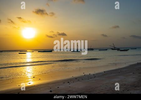 Bateaux de pêche au coucher du soleil photographiés à Zanzibar Banque D'Images