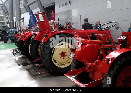 RÉTRO CLASSICS 2010, Stuttgart Messe, série de vieux tracteurs rouges présentés comme une collection exposée, Stuttgart Messe, Stuttgart Banque D'Images