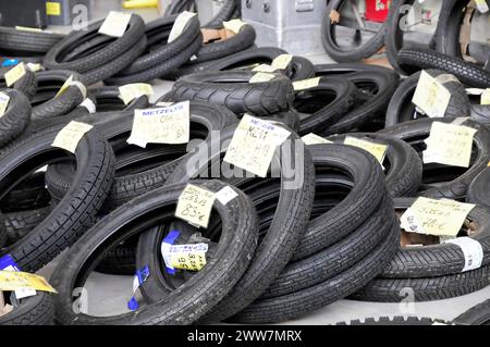 RÉTRO CLASSICS 2010, Stuttgart Messe, pile de pneus motos noirs de différentes tailles avec étiquettes de prix, Stuttgart Messe, Stuttgart Banque D'Images