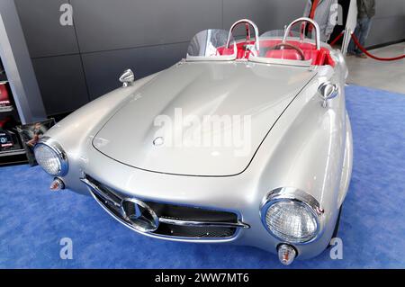 RÉTRO CLASSICS 2010, Stuttgart Messe, Silver Classic décapotable (Mercedes) avec sièges rouges à l'avant, Stuttgart Messe, Stuttgart Banque D'Images